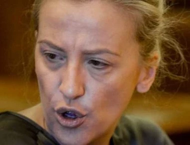 Εντελώς ατημέλητη η εμφάνιση της Ρ. Δούρου στη διυπουργική για τη Μάνδρα- Ασορτί με τις πλημμύρες